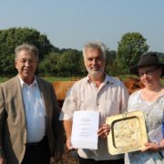 Für erfolgreiche Tierzucht: Landwirtschaftskammerpräsident Claus Heller (l.) übergibt die Auszeichnung an das Ehepaar Clausen in Mittelangeln (Satrup). Foto: LK- SH