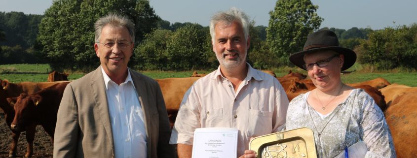 Für erfolgreiche Tierzucht: Landwirtschaftskammerpräsident Claus Heller (l.) übergibt die Auszeichnung an das Ehepaar Clausen in Mittelangeln (Satrup). Foto: LK- SH